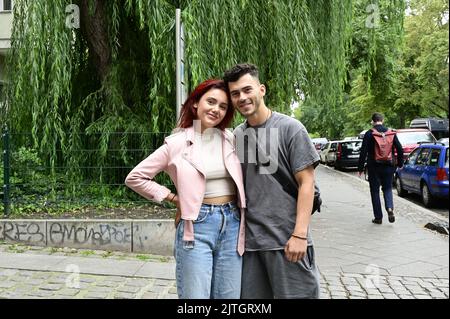 Lidia Santangelo aka Chiara und Jörn Lehmann aka Denny am Set bei Dreharbeiten zur Reality-Daily-Soap `Berlin - Tag und Nacht`am Paul-Lincke-Ufer. Ber Stockfoto